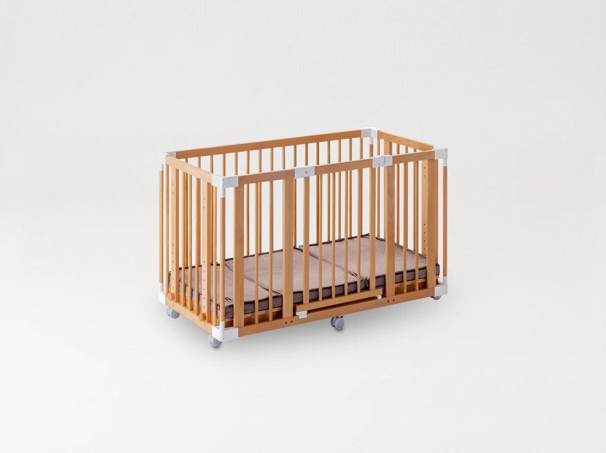 Creative Cot Long as a playpen, with the Compact Bed Free and the Joint Mattress 30x60 in Melange Brown inside
