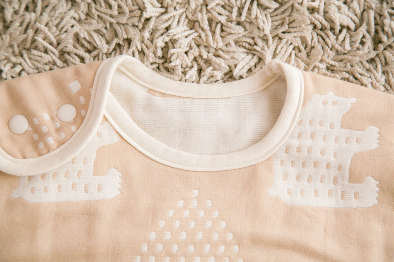 Дитячий спальний мішок farska Baby Sky Grey в інтерʼєрі дитячої кімнати