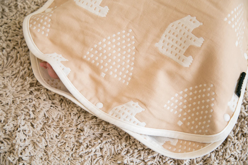 Дитячий спальний мішок farska Baby Sky Grey в інтерʼєрі дитячої кімнати