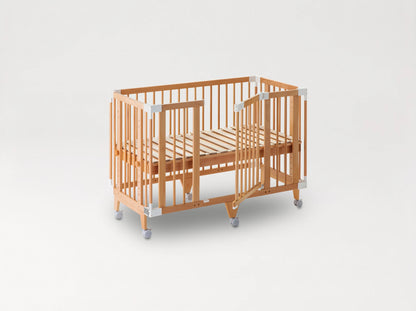 The färska Creative Cot Long as a cot: slatted base, the side gate open, on castors