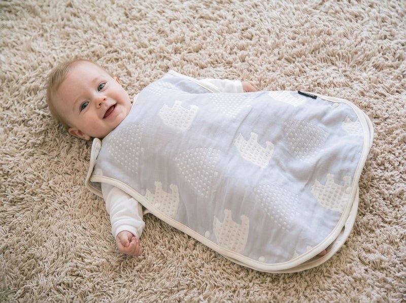 Дитячий спальний мішок farska Baby Sky Grey в інтерʼєрі дитячої кімнати