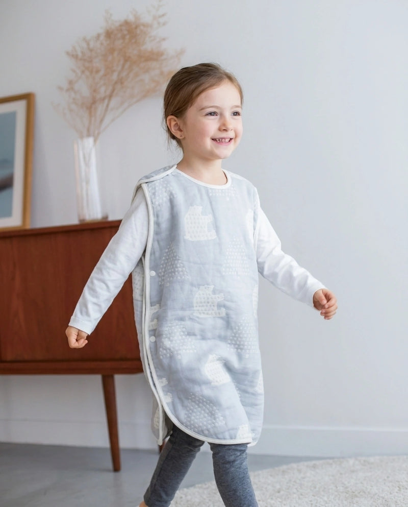 Дитячий спальний мішок farska Kids Sky Grey в інтерʼєрі дитячої кімнати
