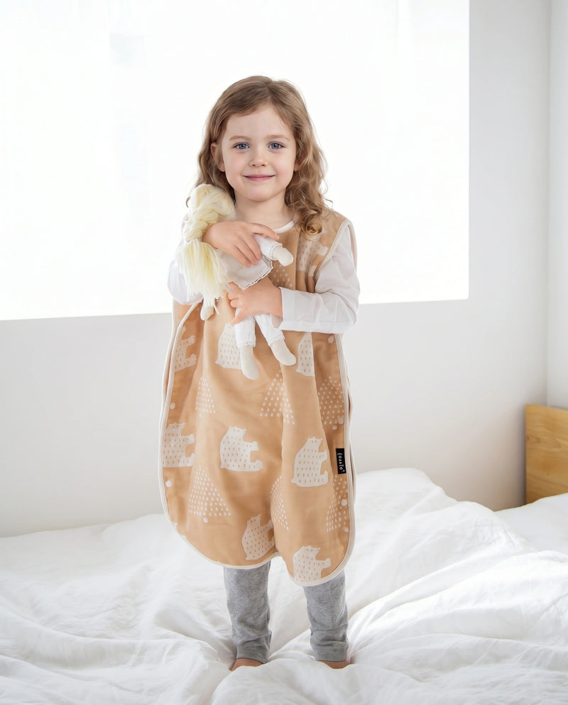 Дитячий спальний мішок farska Kids Tea Brown в інтерʼєрі дитячої кімнати
