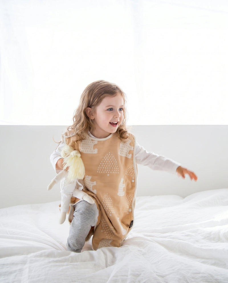 Дитячий спальний мішок farska Kids Tea Brown в інтерʼєрі дитячої кімнати