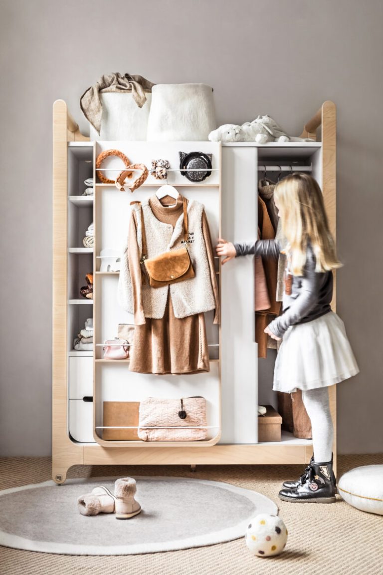 https://ikiddoo.com.ua/wp-content/uploads/2024/07/Ikiddoo-H-wardrobe-with-a-girl-778x1167-1.jpg