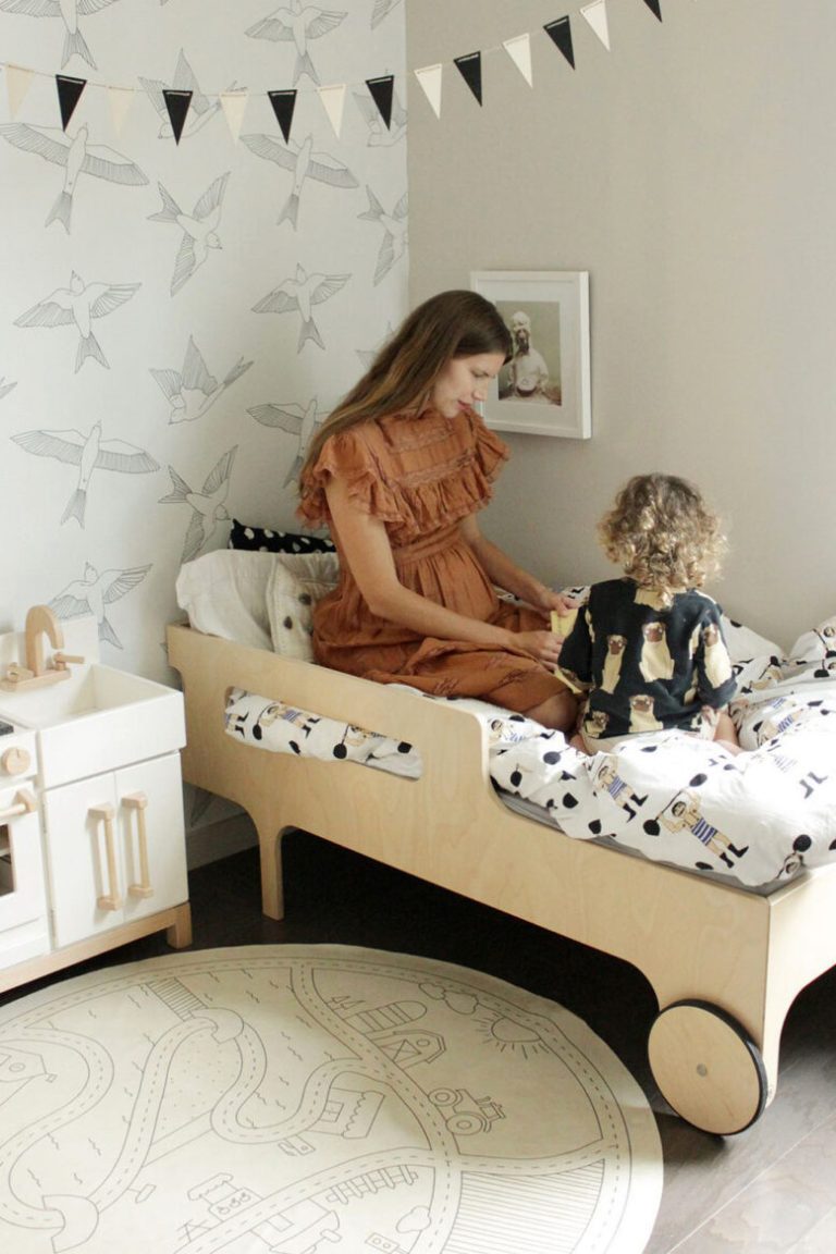 https://ikiddoo.com.ua/wp-content/uploads/2024/07/Ikiddoo-R-toddler-bed-with-mom-and-kid-778x1167-1.jpg